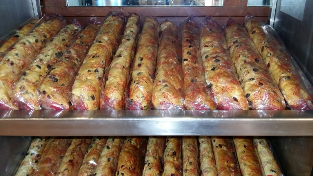 RAISIN bread Le Chef Manor, Food & Drinks, Packaged & Instant Food on