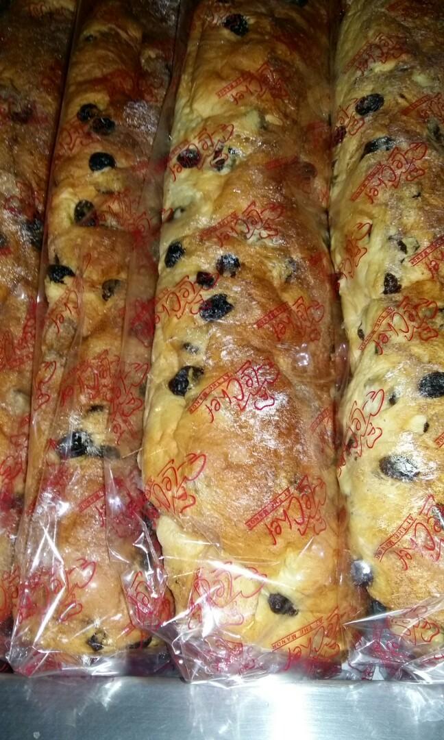 RAISIN bread Le Chef Manor, Food & Drinks, Packaged & Instant Food on