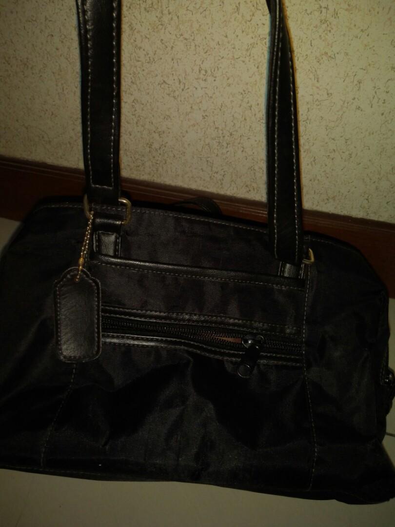 SYLVIA SANTOS Black Hand Bag (Category: Purses & Pouches) located in Quezon City. Submitted by totally_trendy (Listing ID 203128633, Image 1). Description: #smgiftpass.