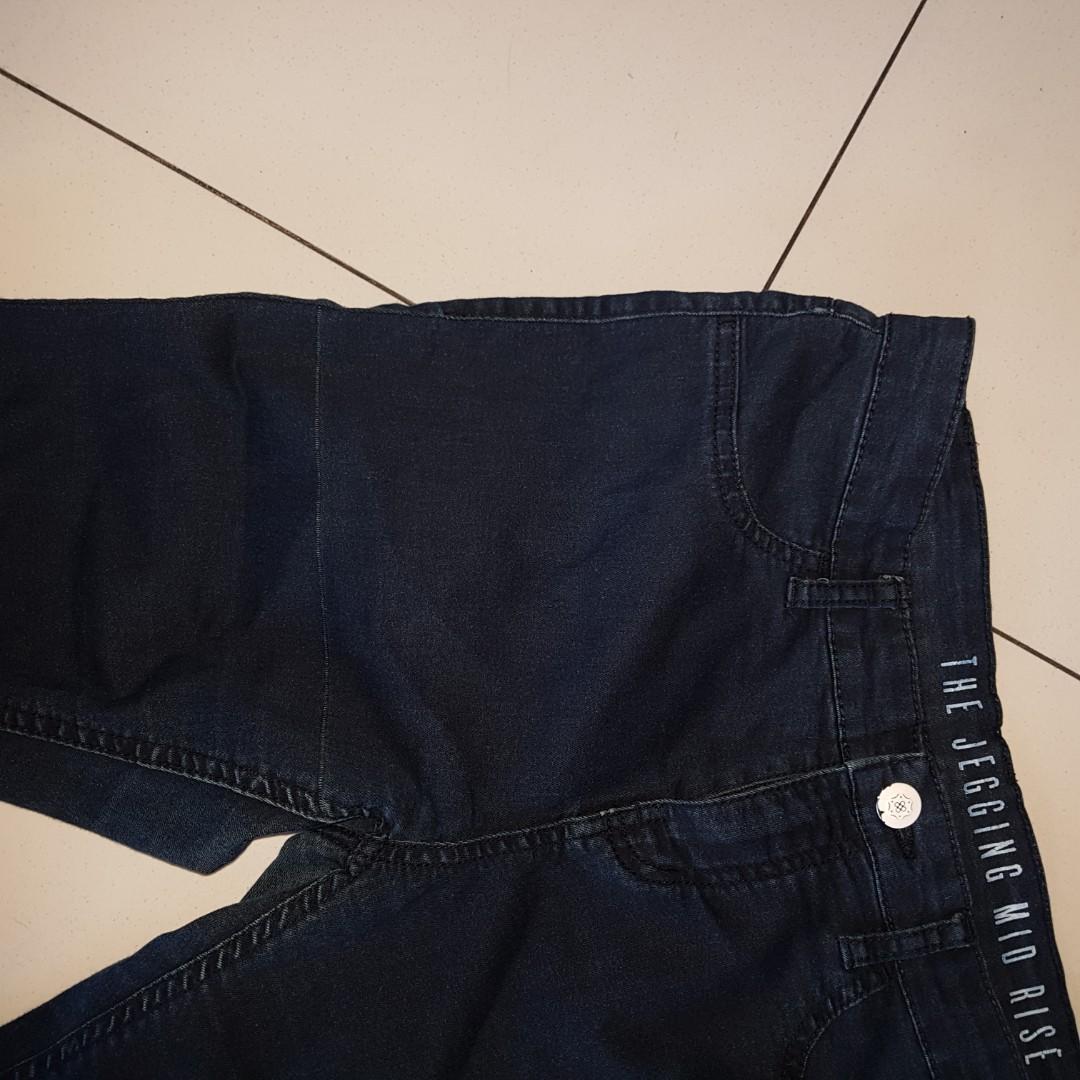 Dark blue Jeggings (Category: Jeans) located in Quezon City. Submitted by mostly99 (Listing ID 203355802, Image 2). Description: Used once. Fits 27-28.