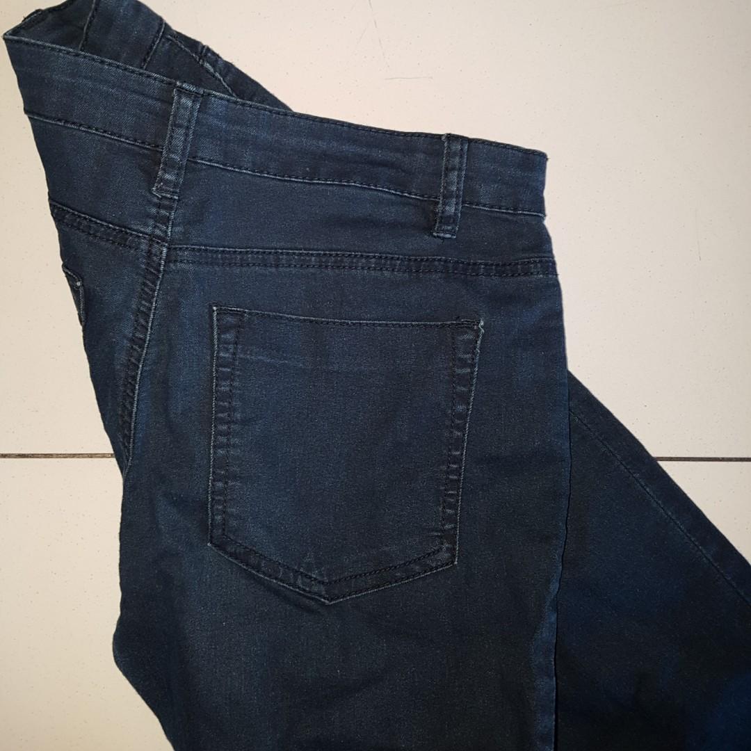 Dark blue Jeggings (Category: Jeans) located in Quezon City. Submitted by mostly99 (Listing ID 203355802, Image 3). Description: Used once. Fits 27-28.