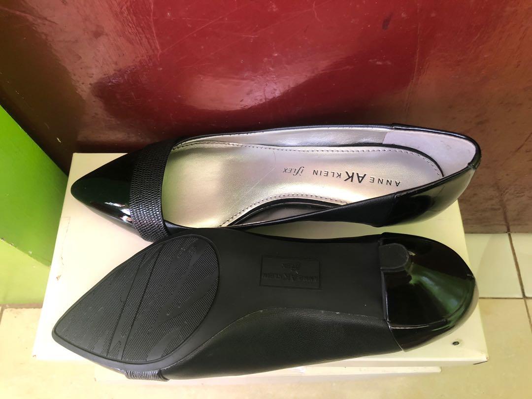 NEW Anne Klein Black Shoes (Category: Sneakers) located in Manila. Submitted by donna0209 (Listing ID 203319276, Image 3). Description: NEW!! Anne Klein iFlex black shoes RFS: Bought the wrong shoe size Size: 7 and half (see shoe box pic) .