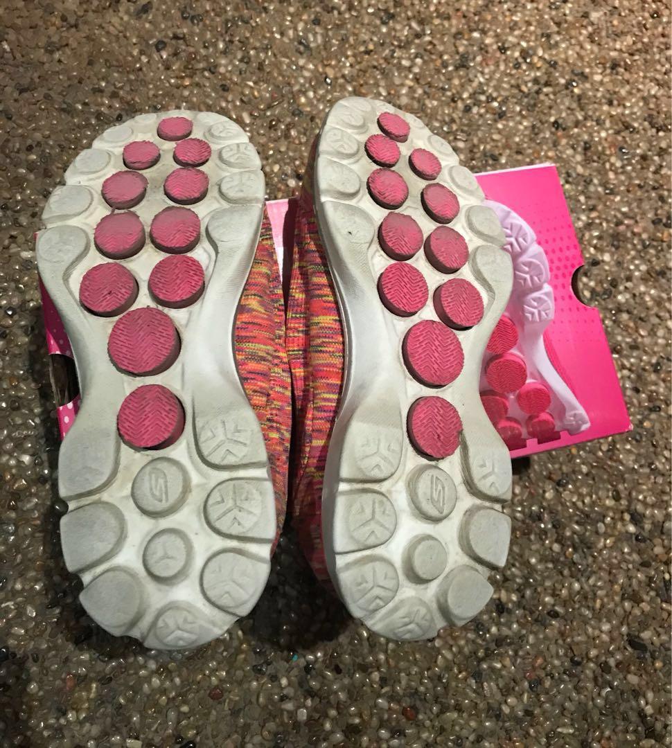 sketcher go walk boots