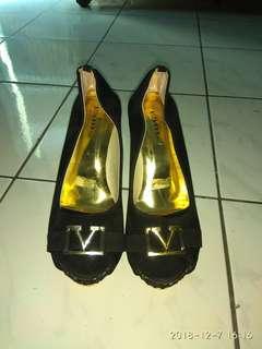 Sepatu hak tinggi