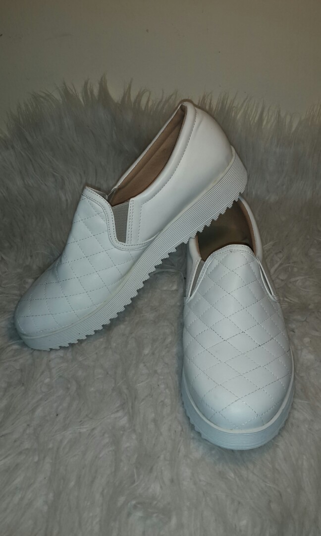 Sepatu Yongki Komaladi Slip On Putih Fesyen Wanita Sepatu Di Carousell