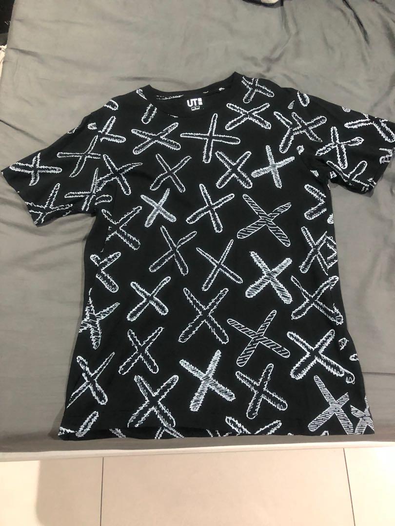 Uniqlo X Kaws Ut滿版黑色t 他的時尚 上衣在旋轉拍賣