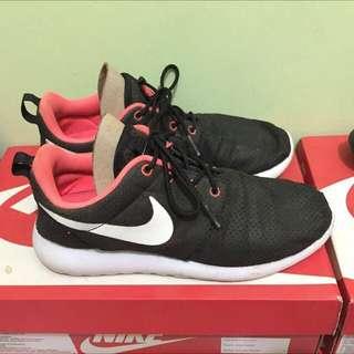 Sepatu Nike roshe run