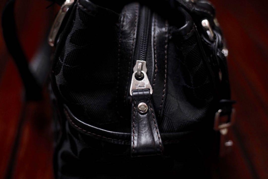 Fossil expandable black bag (Category: Cross-body Bags) located in Quezon City. Submitted by regnism (Listing ID 203544954, Image 3). Description: Good as new. Barely used. .