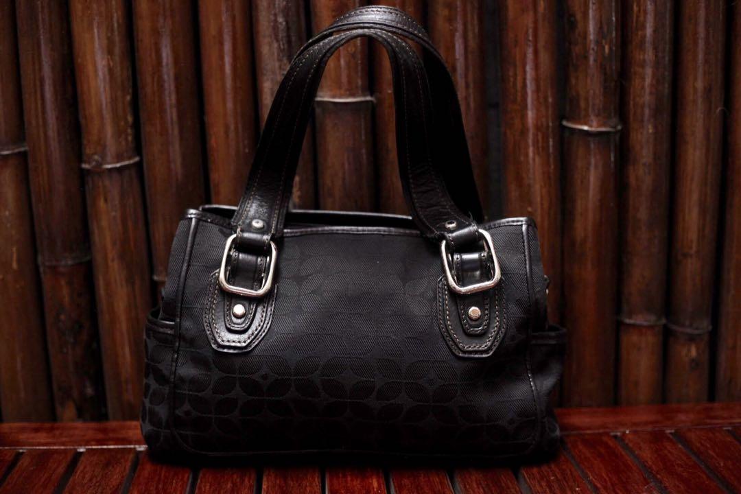 Fossil expandable black bag (Category: Cross-body Bags) located in Quezon City. Submitted by regnism (Listing ID 203544954, Image 2). Description: Good as new. Barely used. .