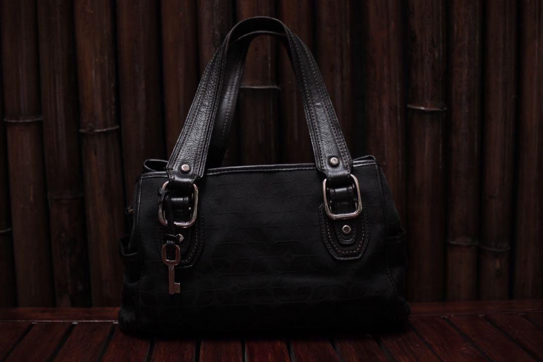 Fossil expandable black bag (Category: Cross-body Bags) located in Quezon City. Submitted by regnism (Listing ID 203544954, Image 1). Description: Good as new. Barely used. .