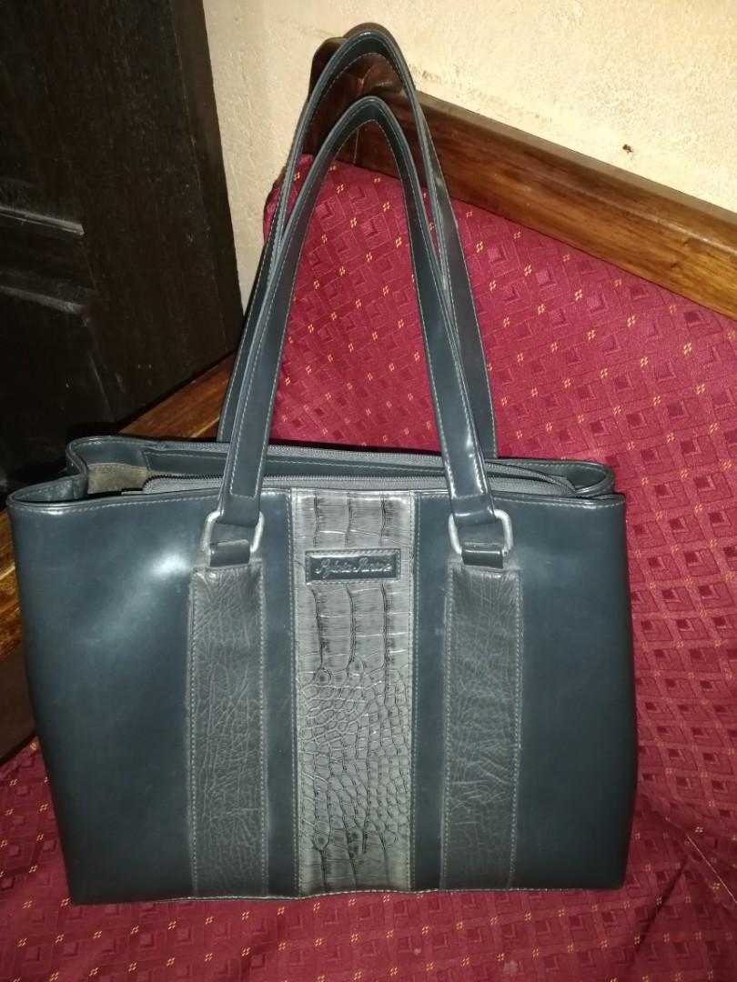 SHOULDER BAG (Category: Shoulder Bags) located in Makati City. Submitted by joyaquino041420 (Listing ID 203646485, Image 1). Description: No flaws, seldom used.