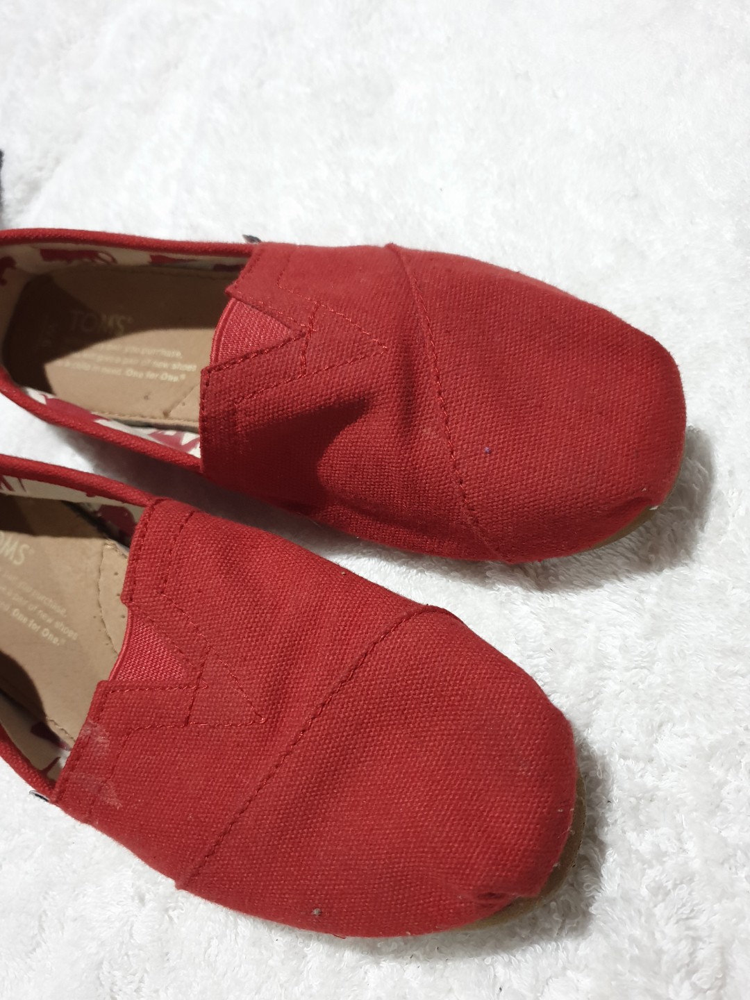 toms classic red canvas