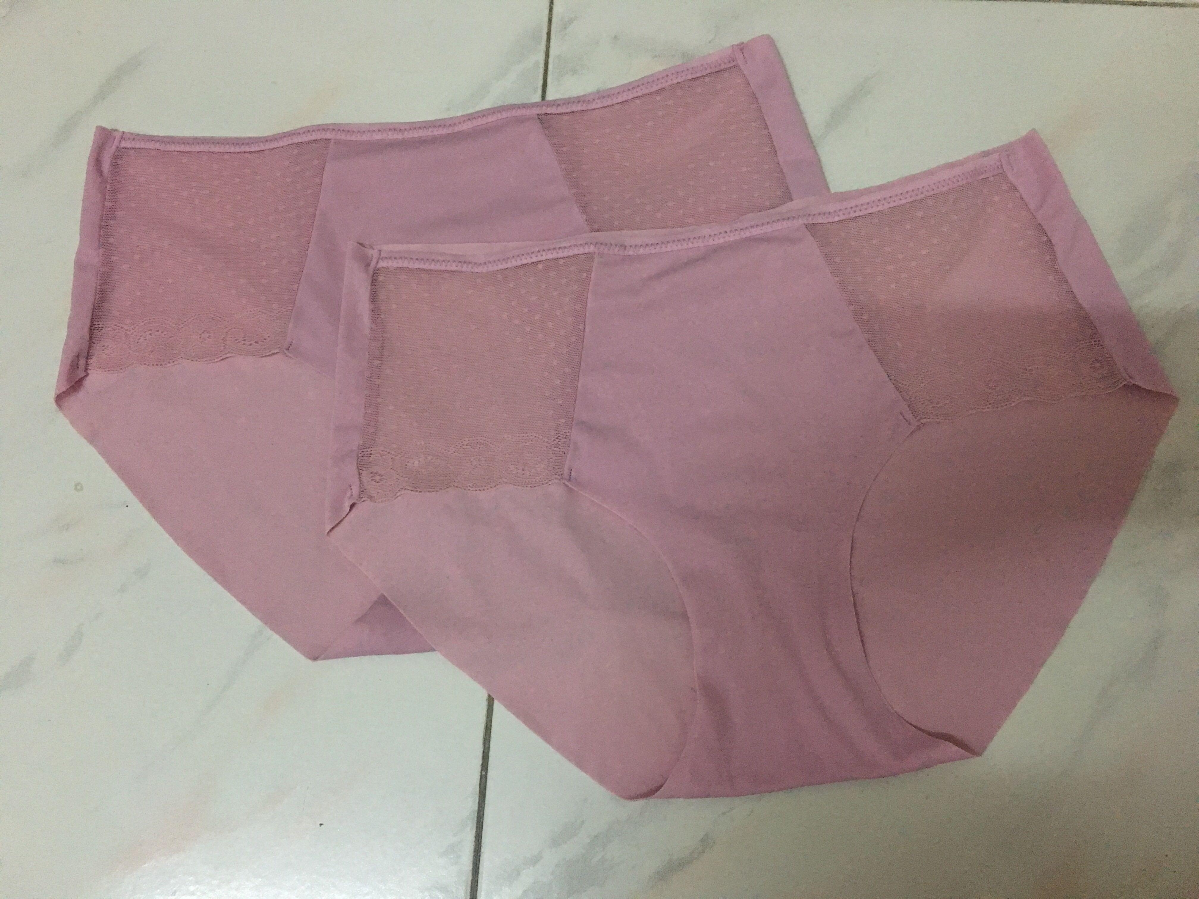 Uniqlo Seamless Lace Panties Underwear Bra Set of 2, Women's Fashion, New  Undergarments & Loungewear on Carousell