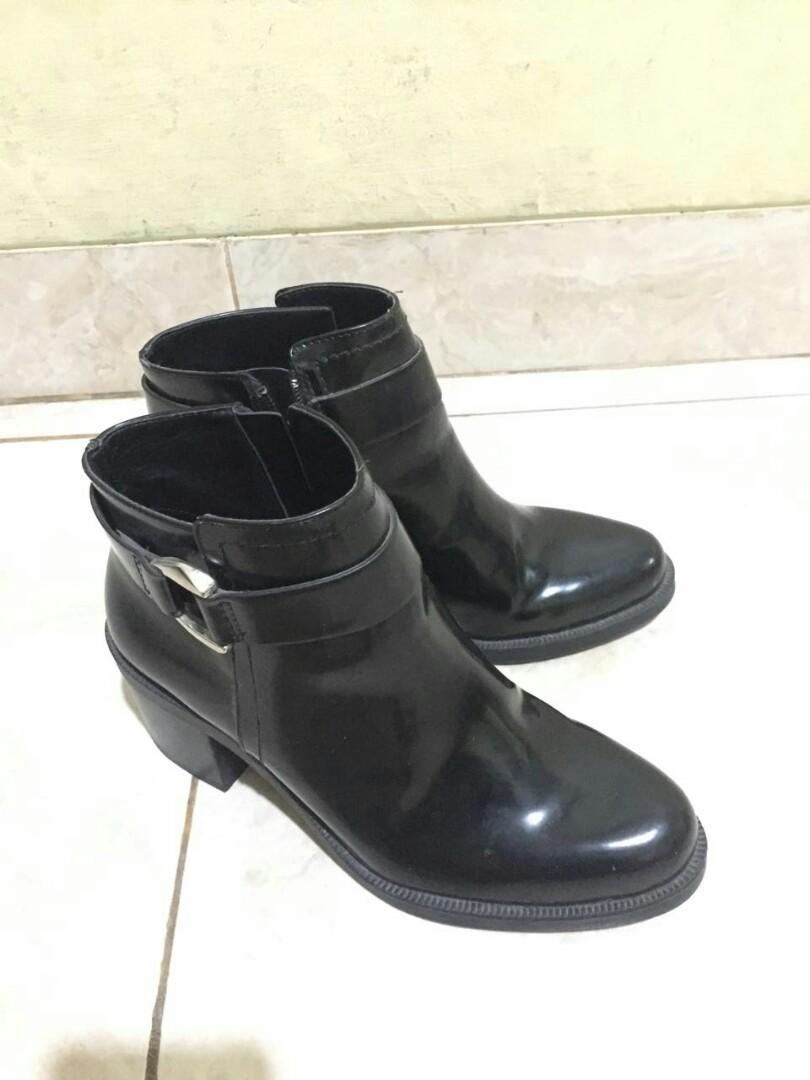 Boots Zara Women Women S Fashion Women S Shoes On Carousell