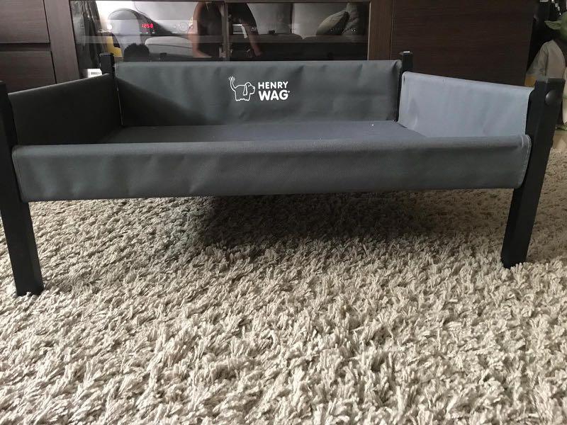 henry wag raised dog bed