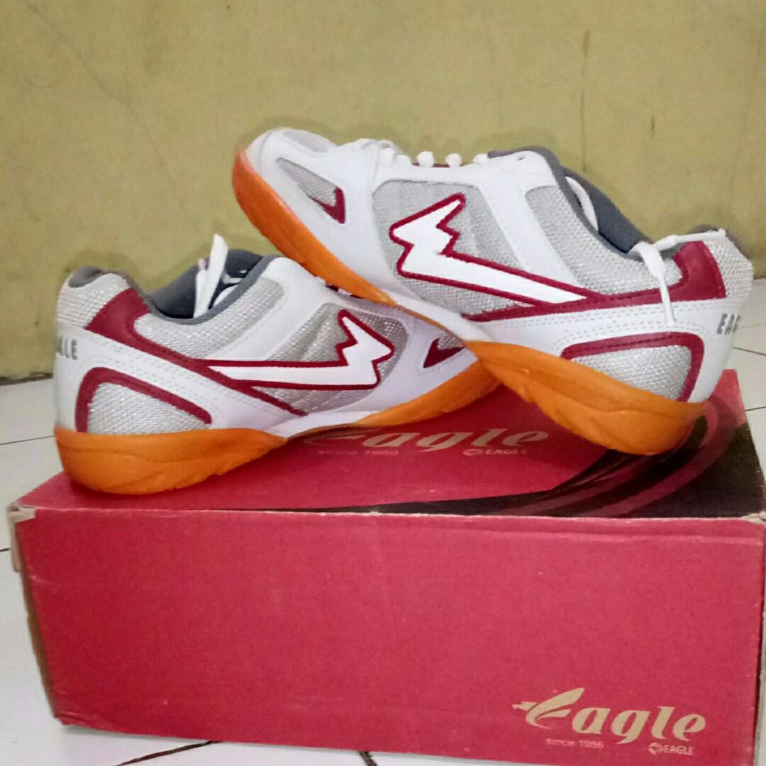 Sepatu Eagle New England Size 37 Color D Grey Red Kombinasi Putih Sepatu Badminton Olah Raga Perlengkapan Olahraga Lainnya Di Carousell