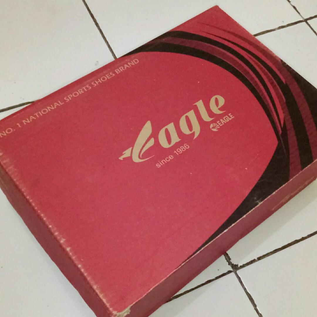 Sepatu Eagle New England Size 37 Color D Grey Red Kombinasi Putih Sepatu Badminton Olah Raga Perlengkapan Olahraga Lainnya Di Carousell