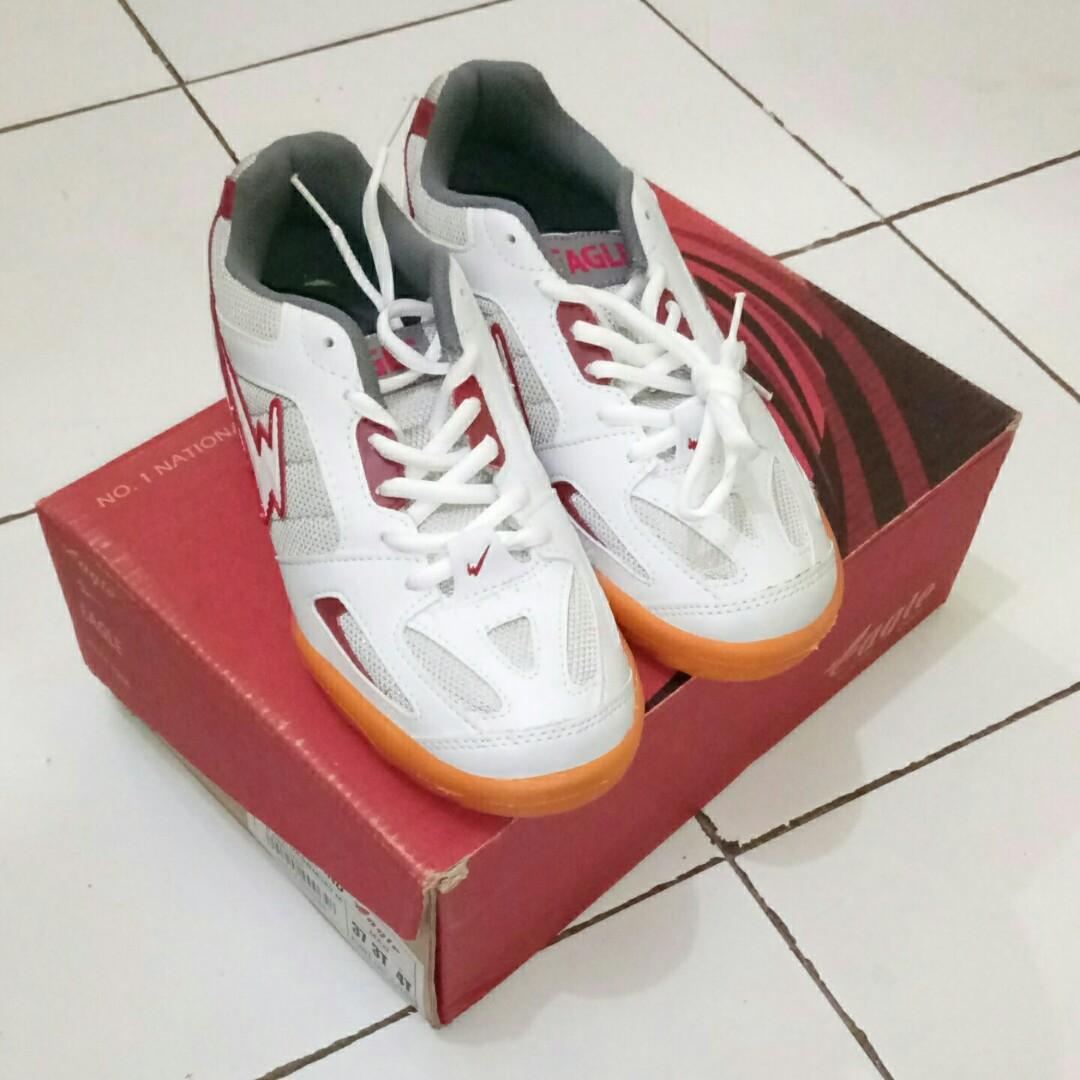 Sepatu Eagle New England Size 37 Color D Grey Red Kombinasi Putih Sepatu Badminton Olah Raga Perlengkapan Olahraga Lainnya Di Carousell