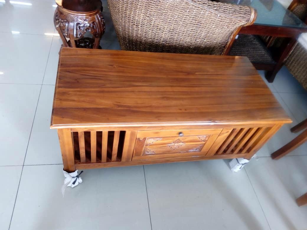 Coffee Table (Category: Tables & Sets) located in Kuala Lumpur. Submitted by fairul_polini (Listing ID 203962859, Image 2). Description: Coffee table.