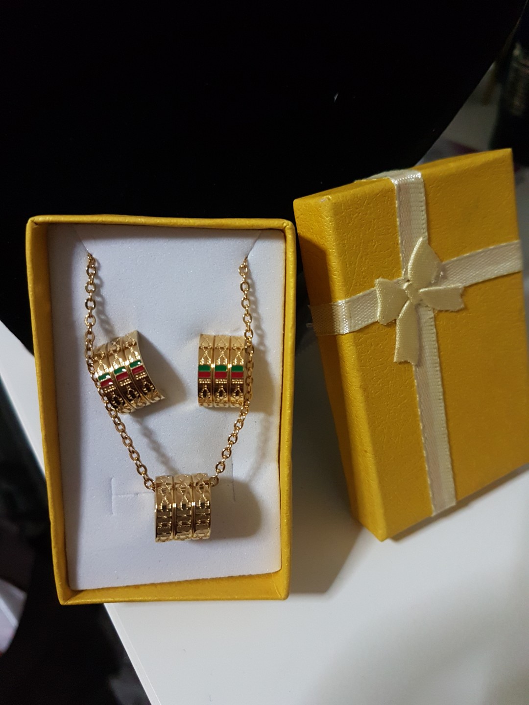 Gucci set earrings and necklace, Women 
