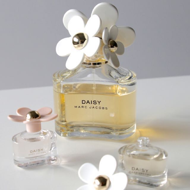 daisy perfume black