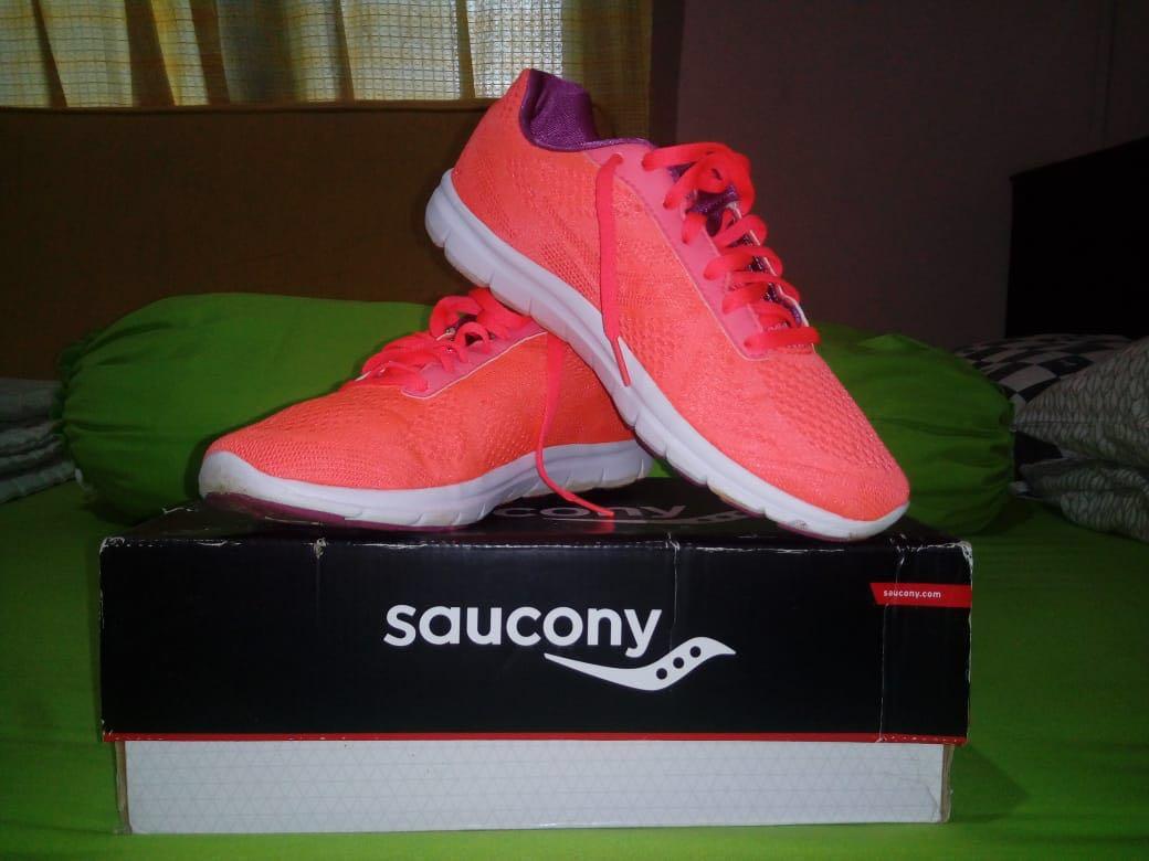 saucony memory foam sneakers