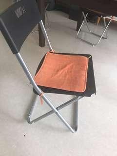 Foldable chairs x4