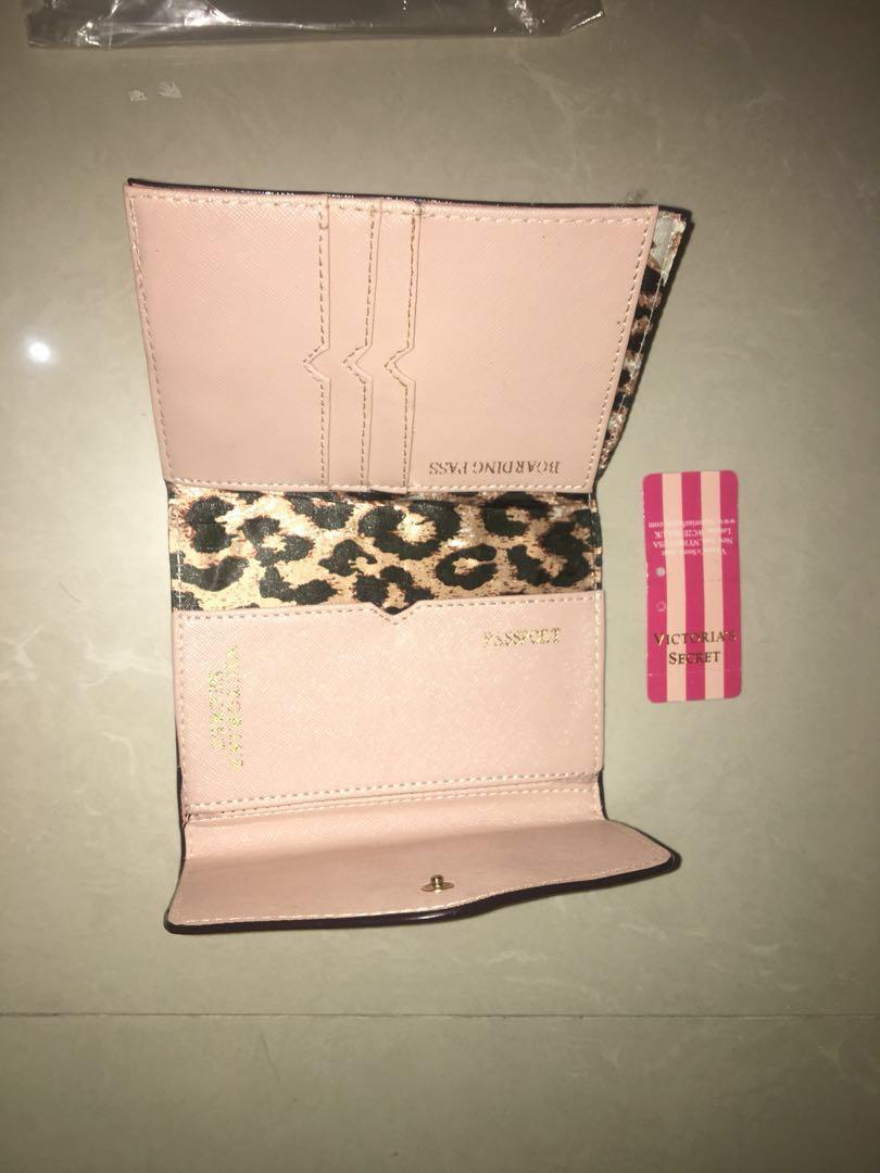 Victoria Secret passport case auth warna soft pink nude, Barang Mewah, Tas & Dompet di Carousell