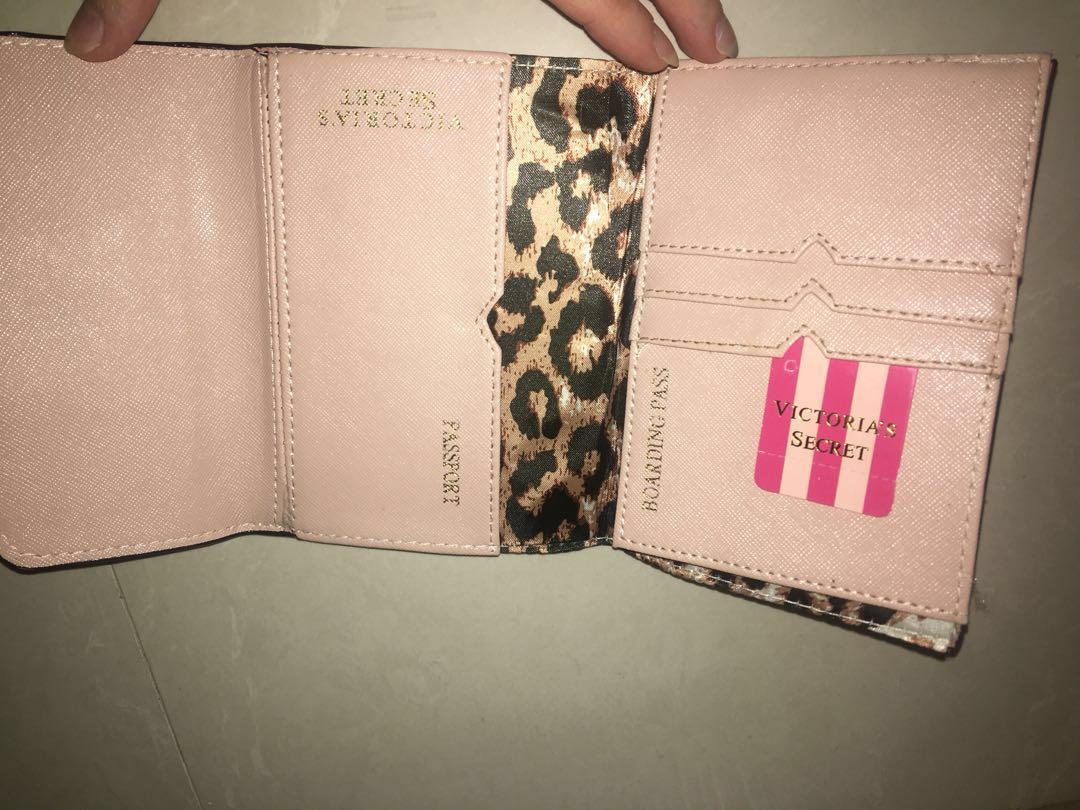 Victoria Secret passport case auth warna soft pink nude, Barang Mewah, Tas & Dompet di Carousell