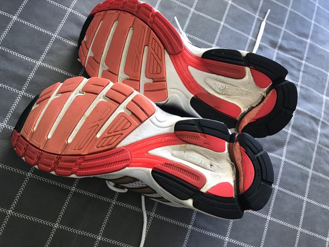 ADIDAS (Category: Sneakers) located in Mandaluyong City. Submitted by timtamaussie (Listing ID 204249396, Image 3). Description: Good condition Shoes with slight issue Please refer to picture Item must Go .