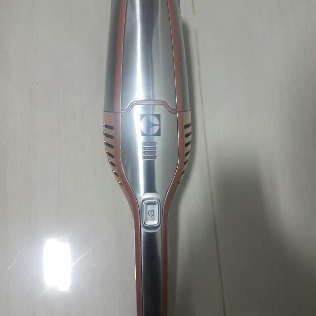 Electrolux 2 In 1 Handheld Cordless Stick Vacuum Cleaner ZB3114AK Needs New Battery, TV & Home