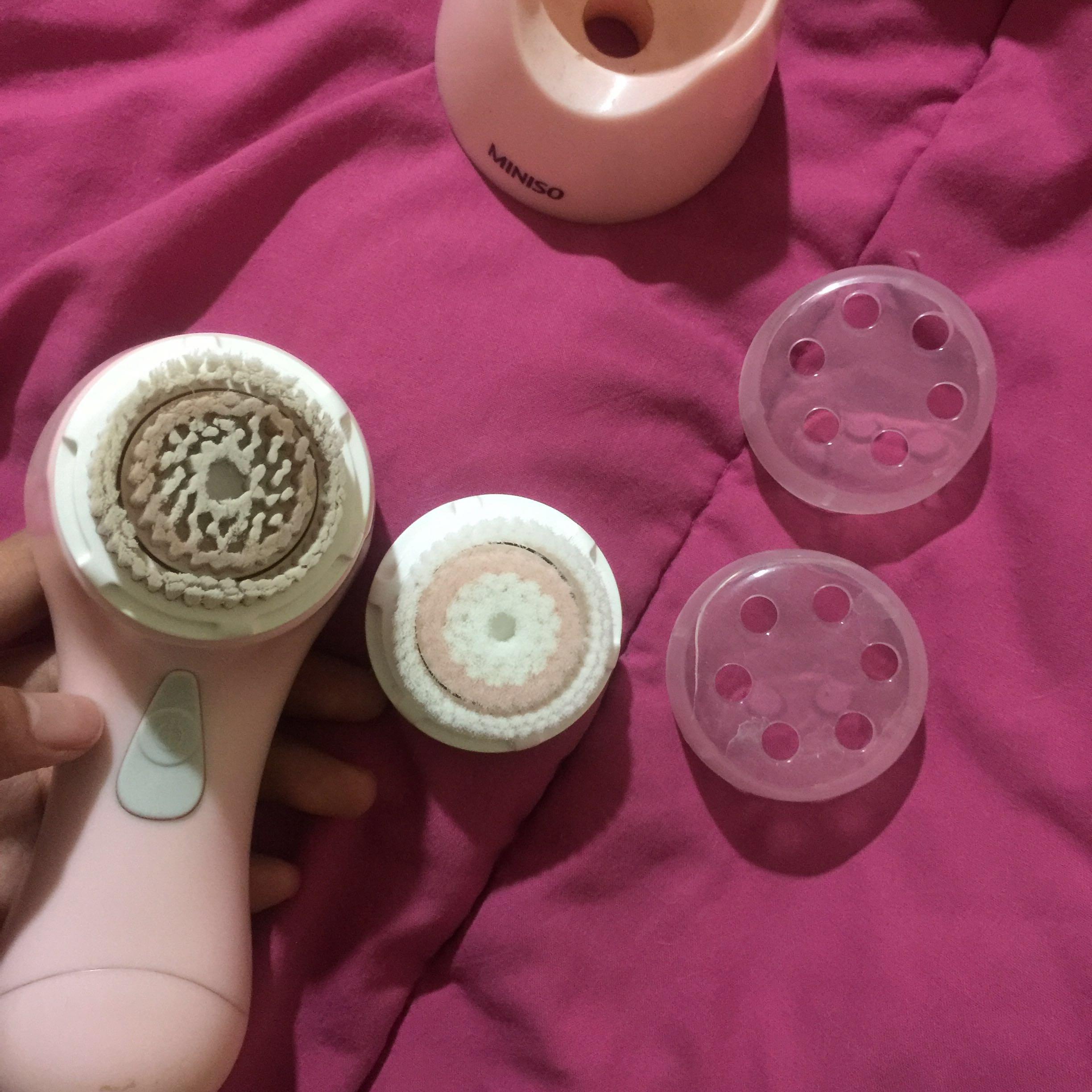 SONIC FACIAL CLEANSING BRUSH MINISO, Kesehatan & Kecantikan, Kulit, Sabun & Tubuh di Carousell