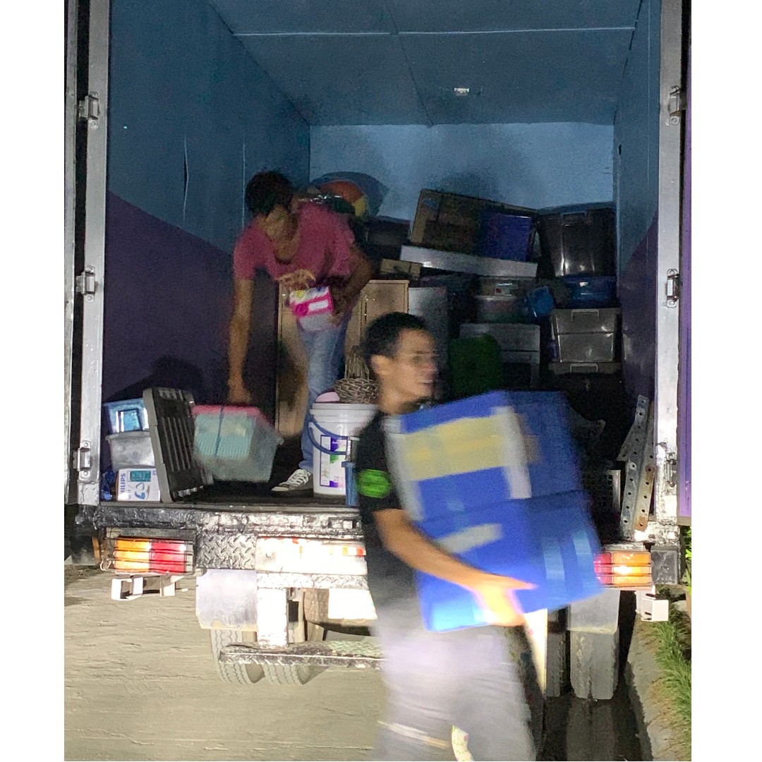 Trucking services Lipat bahay house moving movers closed van elf