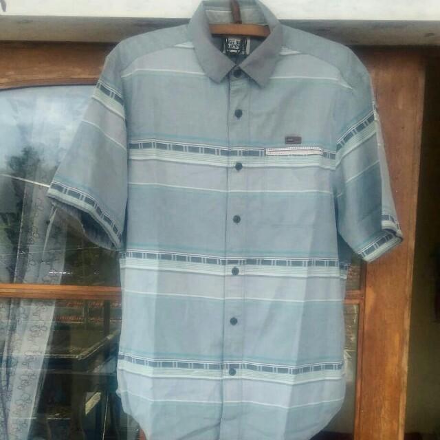 Kemeja M Gee Size Xl Fesyen Pria Pakaian Atasan Di Carousell