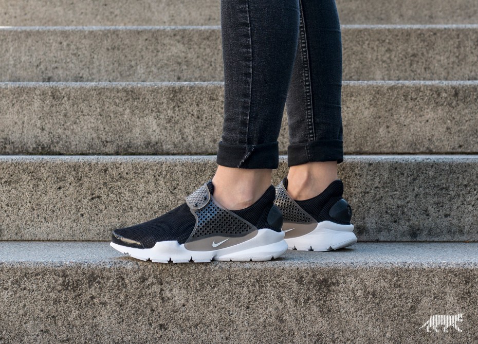 nike slip on wanita