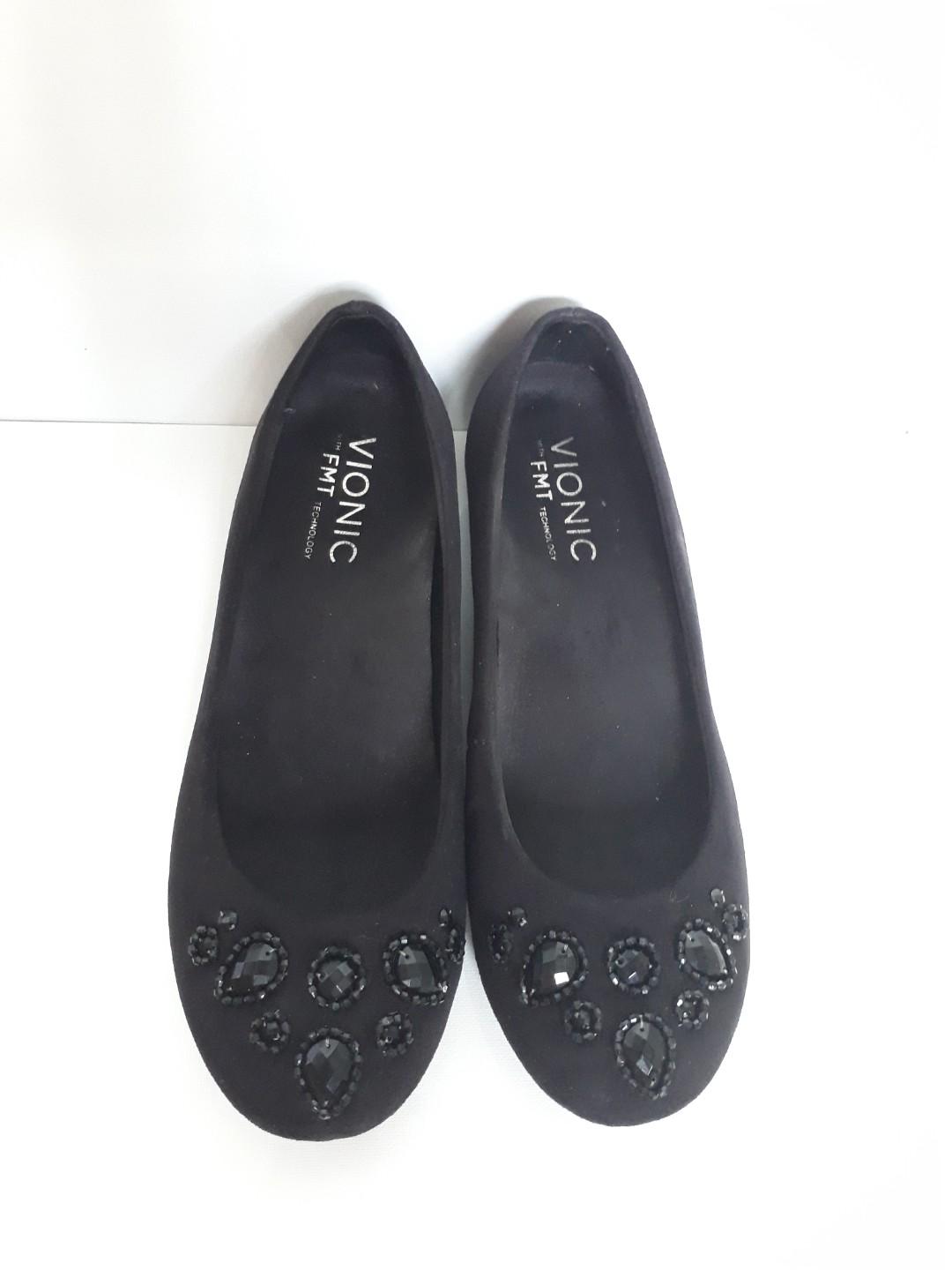 black vionic flats