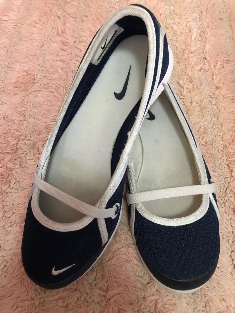 nike flat shoes