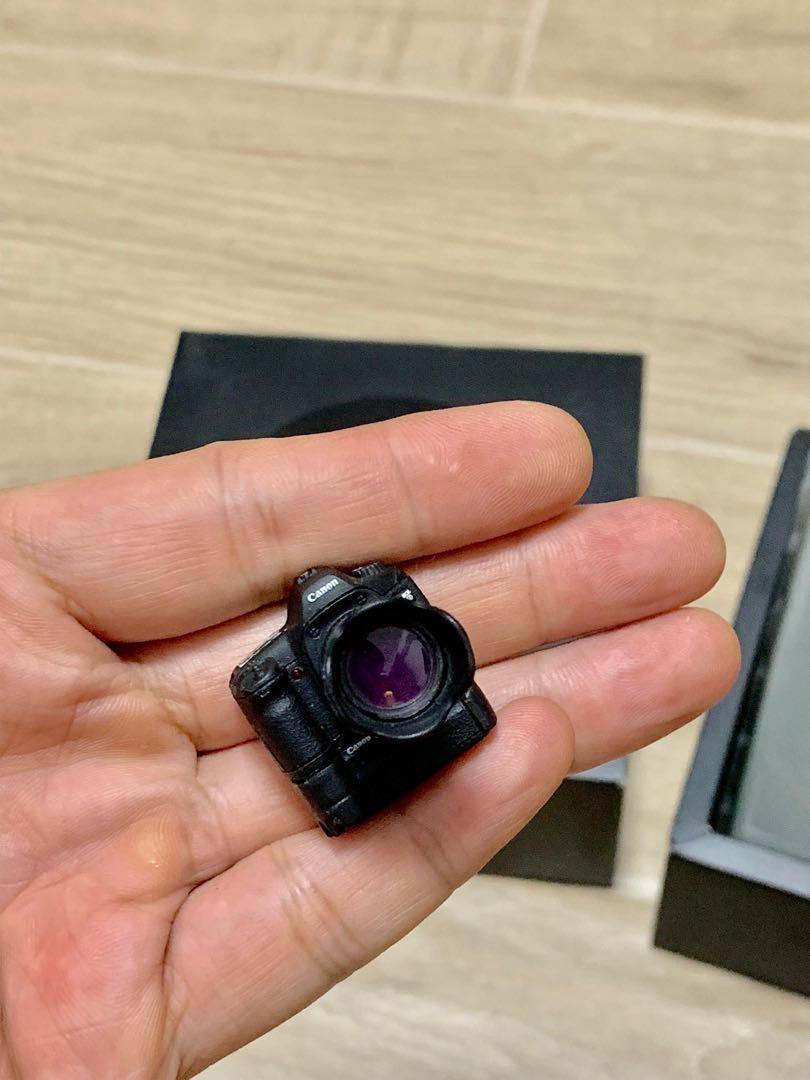 1 6 action figure DSLR Canon miniature camera