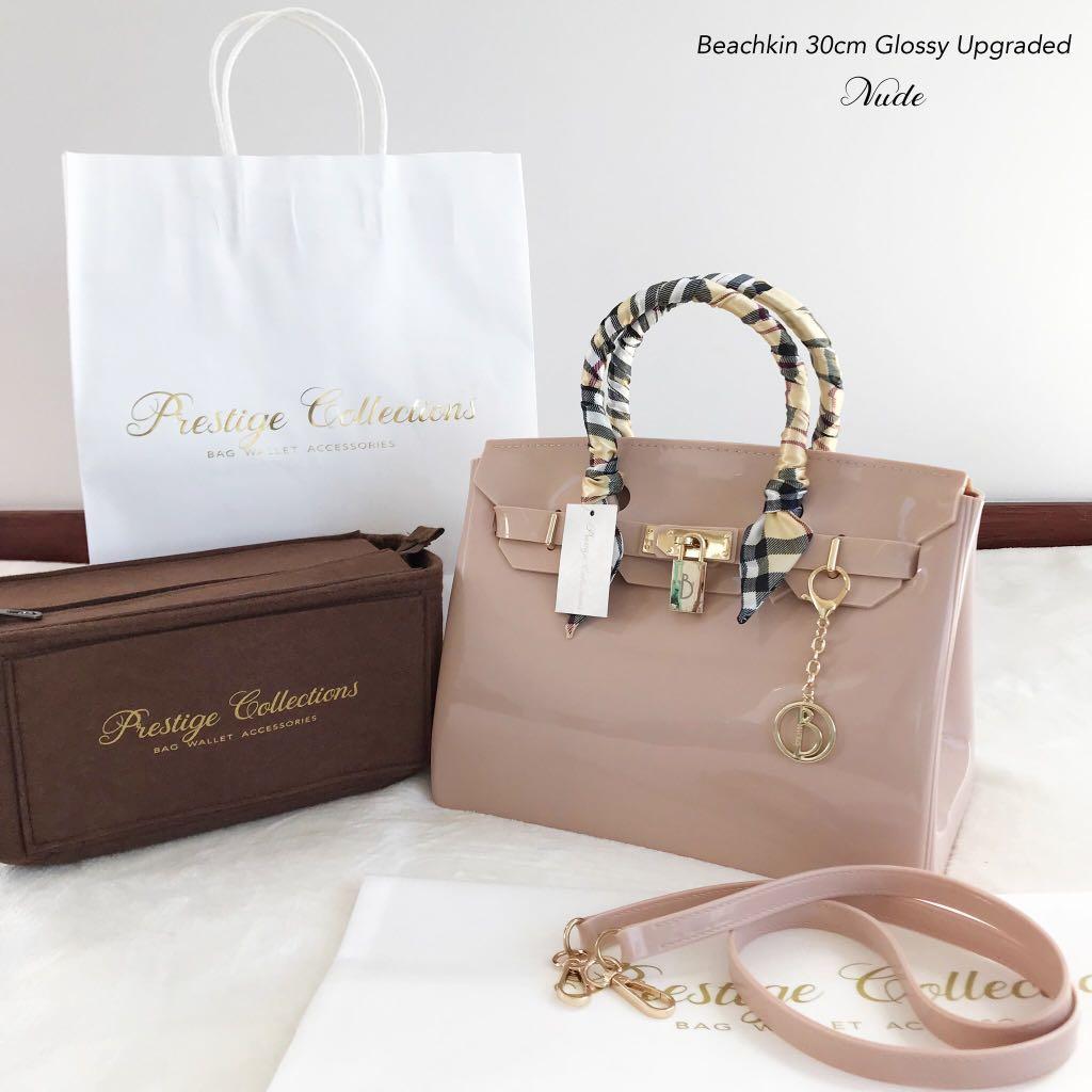Beachkin Nude Glossy (Category: Beach Bags) located in Quezon City. Submitted by everythingnewph (Listing ID 204771940, Image 1). Description: Inclusions: 2 twilly scarf 1 charm 1 bag tag 1 b lock 1 sling strap 1 plain dust bag Size 30 cm.