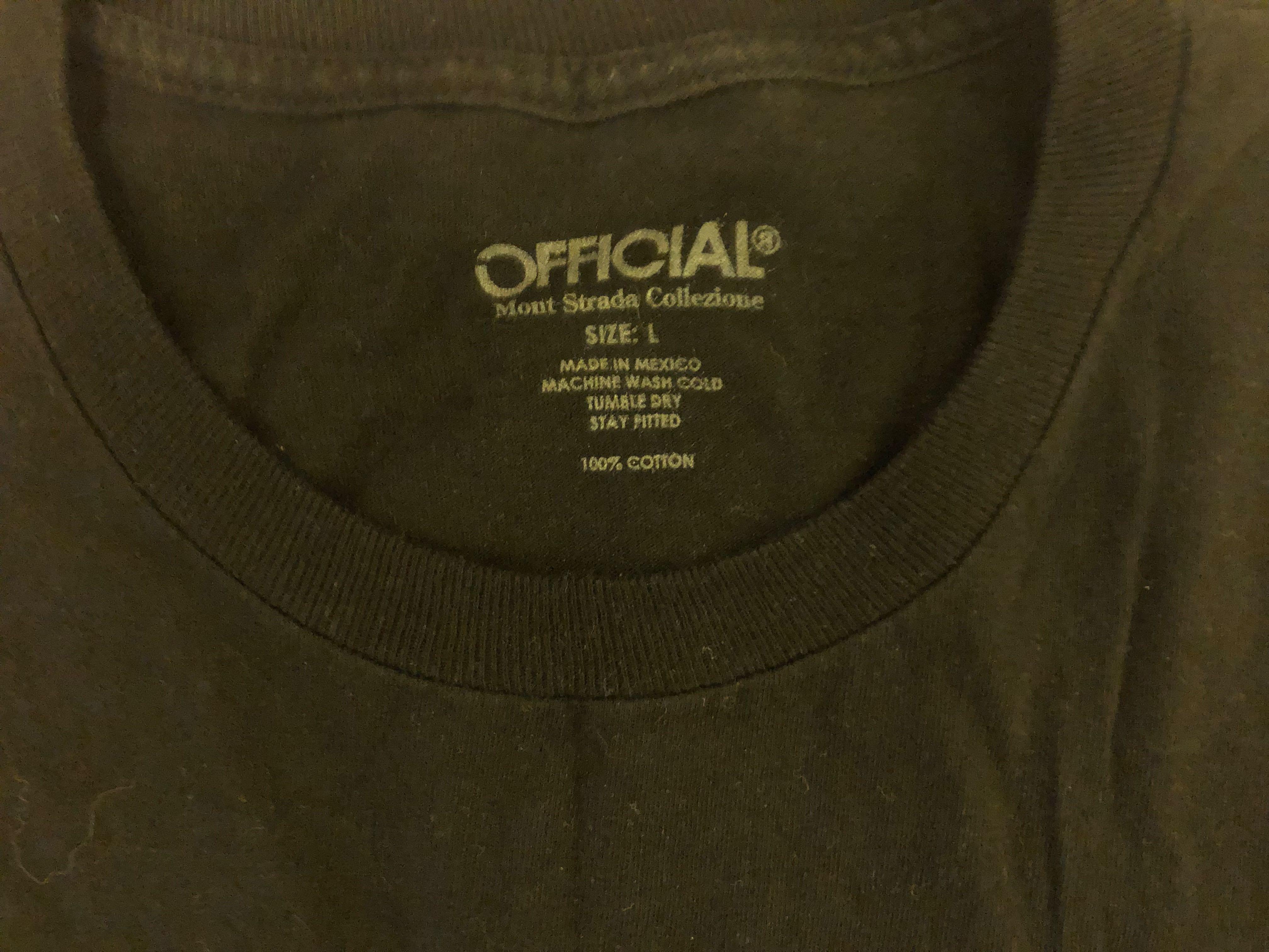 Tee （分類：T-shirt）位於 Hong Kong。 由 lokselfstore 提交（商品編號 205008055，圖片 4）。簡介： 黑色official Tee “FUCKERS”字樣Tee 8成新 衣長72cm 胸闊112cm。