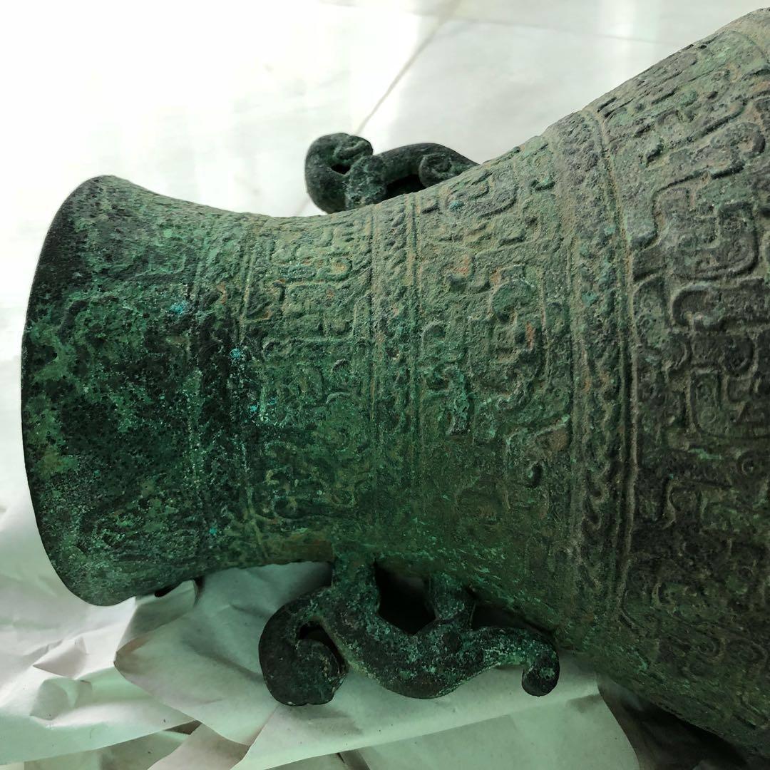 Bronze vase (Category: Precious Stones) located in Singapore. Submitted by ptecollectn (Listing ID 174553573, Image 4). Description: bronze vase wonderful for display. Approx Measurement: height 37cm. Widest portion 23cm. The mouth diameter: 14cm. .