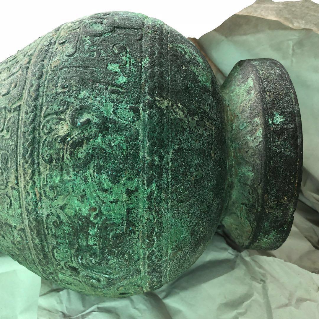 Bronze vase (Category: Precious Stones) located in Singapore. Submitted by ptecollectn (Listing ID 174553573, Image 5). Description: bronze vase wonderful for display. Approx Measurement: height 37cm. Widest portion 23cm. The mouth diameter: 14cm. .