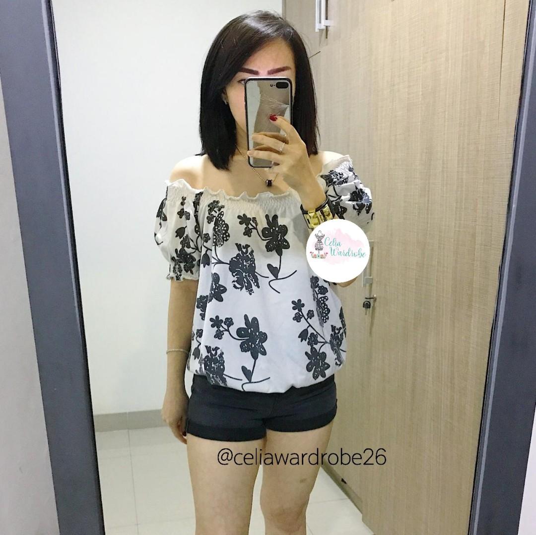 Os 011 Sabrina Top Kerut Motif Bunga Fesyen Wanita Pakaian Wanita Atasan Di Carousell