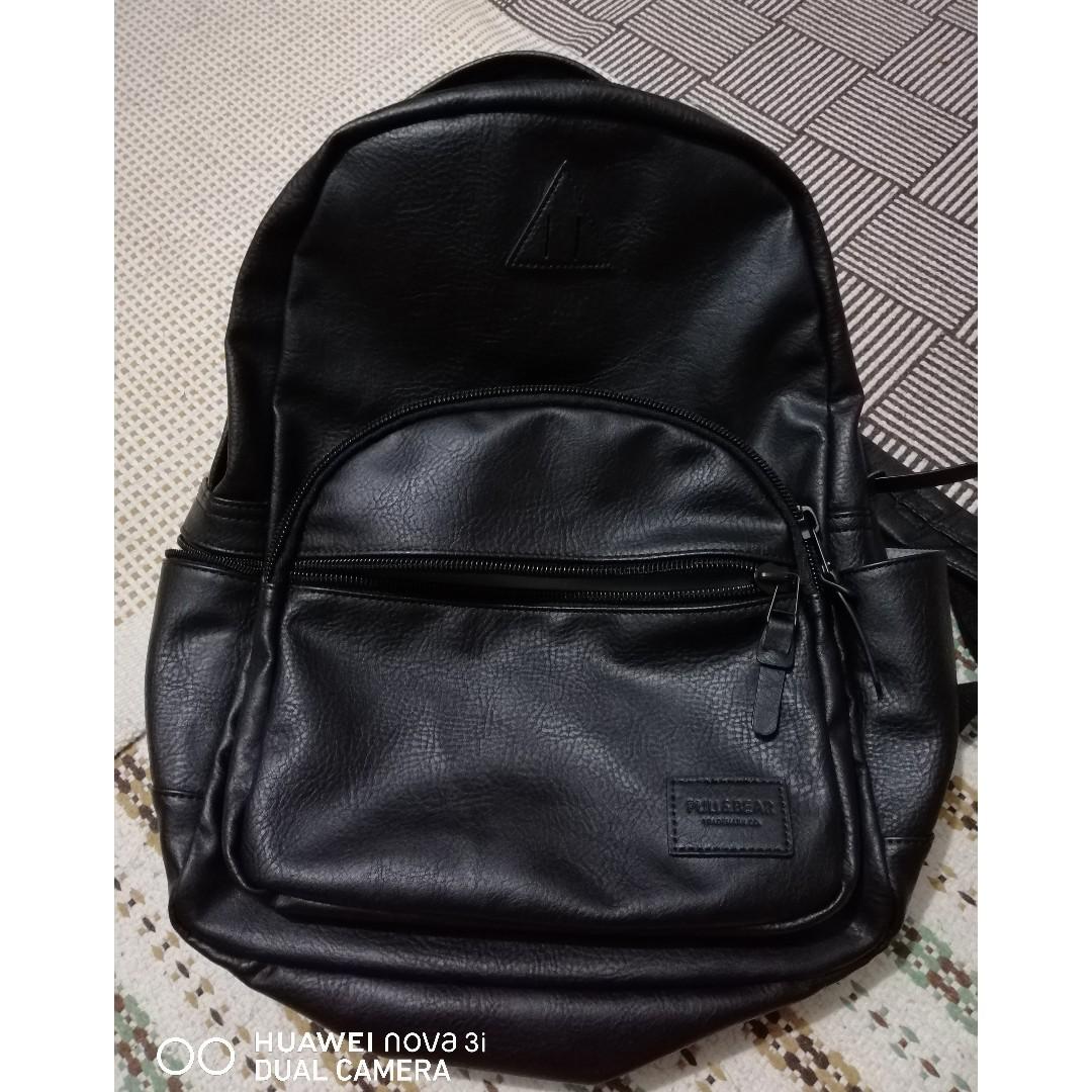 Pull and bear black backpack 2025