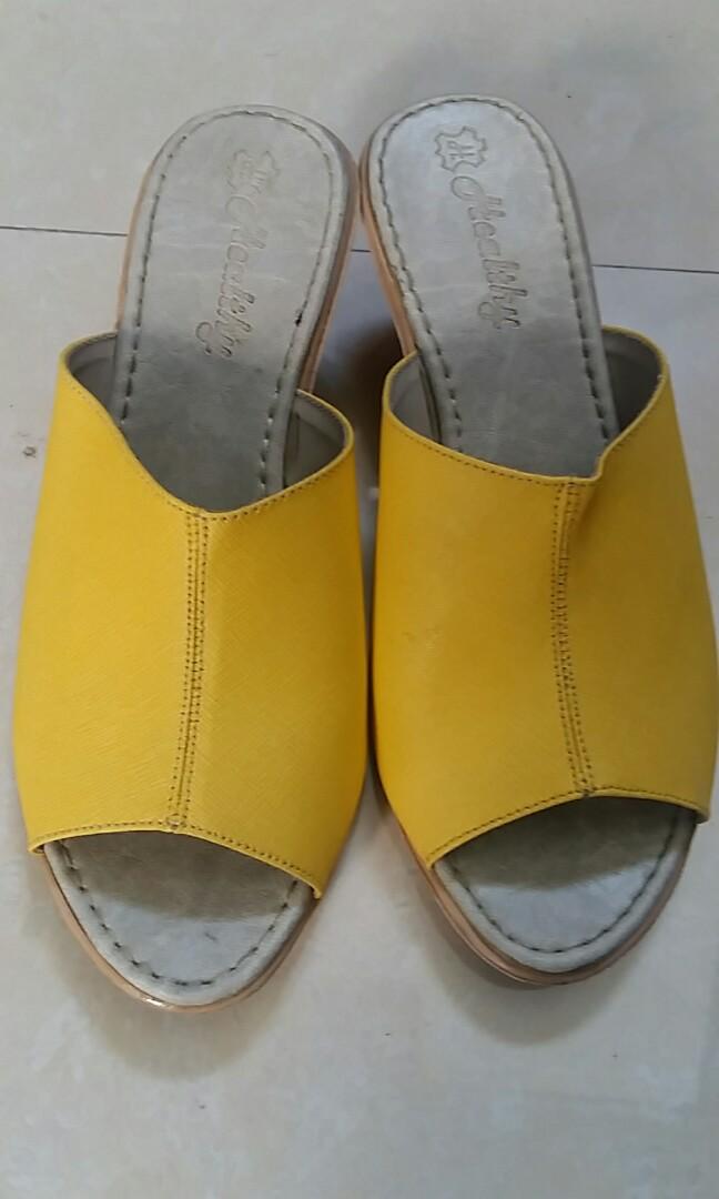 harga sandal wedges