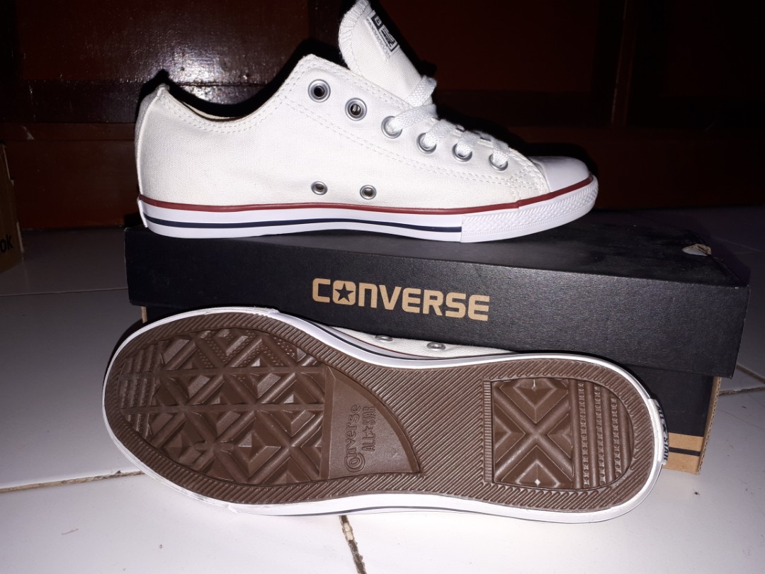 Sepatu Converse Putih Garis Merah Fesyen Wanita Sepatu Di Carousell