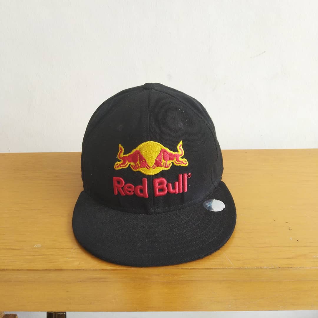 Topi new era Redbull, Fesyen Pria, Aksesoris, Topi di Carousell