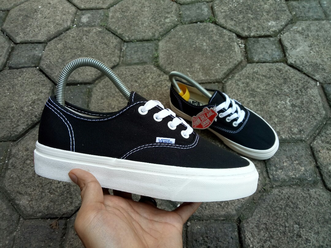 vans authentic black and white