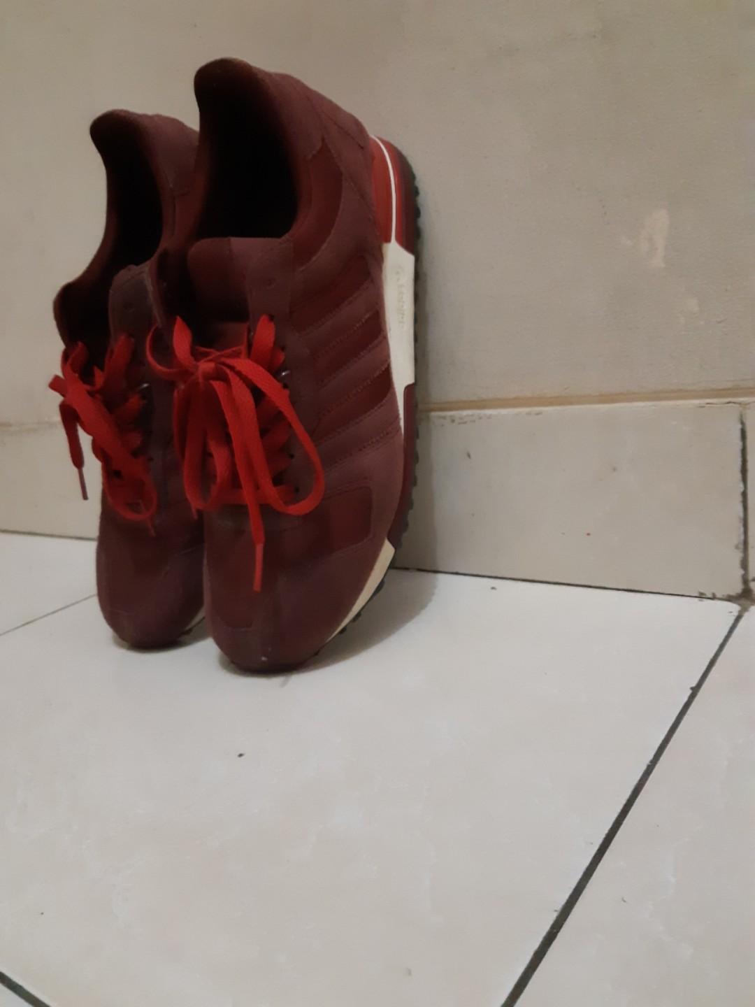 Adidas ZX 700 maroon Fesyen Pria Sepatu Sneakers di Carousell