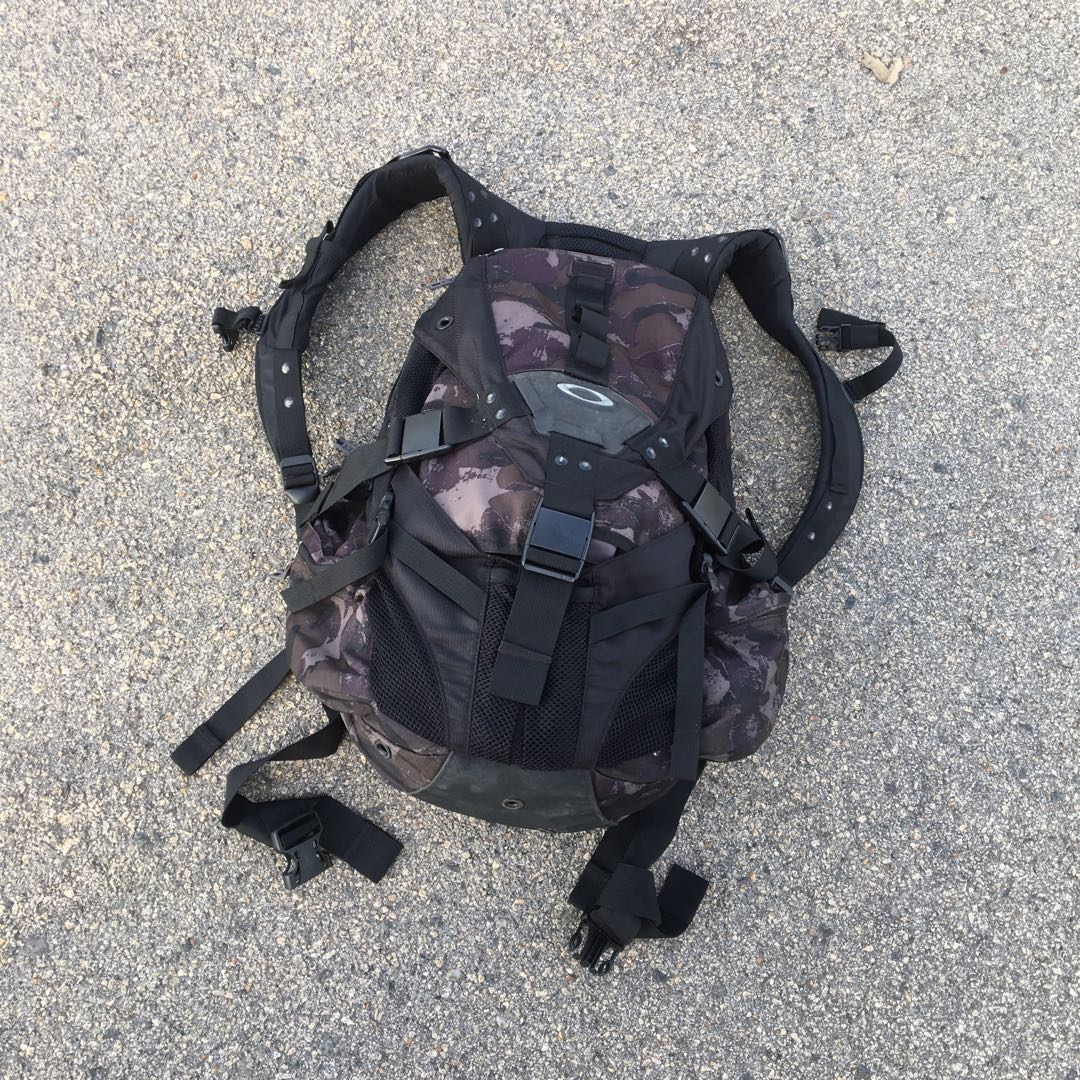 oakley camo backpack